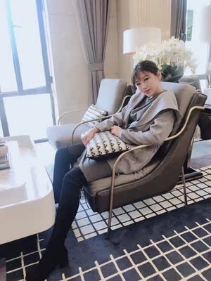 第一次接触这个牌子的靴子，下单买的是lowland款式的，纠结很久还是让客服姐姐帮我换了midland款的，不然我这个矮星人穿着不好看。靴子收到是正品无疑了，穿起来很时尚，整体气场增加了不少，和图片一样没有色差，质感好到爆，好的长靴值得被我推荐，哈哈哈哈