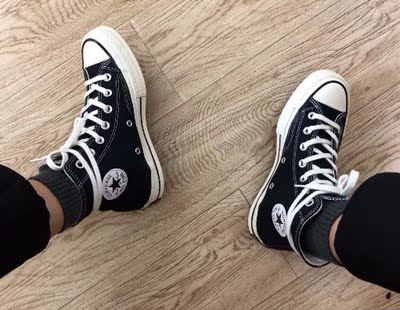 和朋友那双专柜的没看出区别，上脚真的很舒服。而且不会臭脚，鞋子也很好看，偏大一码是真的