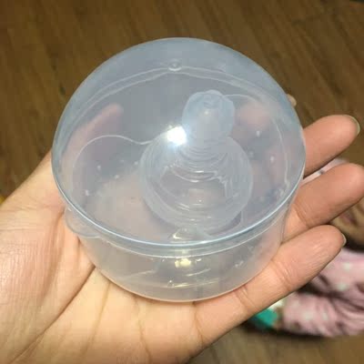 这款乳贴很好用，宝宝长牙经常会咬乳头，现在吸奶都有阴影了，朋友给我推荐的这款乳贴开始宝宝还不习惯不愿意吸，两三次后吸管了还挺愿意吸，现在既可以实现亲喂又没有了被咬的阴影。