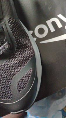 无力吐槽这个做工，左边的鞋子是新的，右边的鞋子感觉是旧的一样，好像被人穿过很多次一样。右边鞋舌上面的标志贴的都是歪的。不过也就两百块钱不到那个将就着穿吧。左边的鞋子明显比右边的鞋子小，感觉左边写的是真的又邪是假的。右边的鞋子还鼓出了一个包，我也是服了这个做工了。右边的鞋子，它的包裹性。传上之后还留了非常大的空气，而左边的鞋子他的空袭是距离是正好的。我也不知道这双鞋子左边和右边到底是怎么回事了。我也懒得退货了，反正给个差评吧，反正我之前也是在这家买过鞋子的。总的来说还是比较好的，但是这双鞋子我真的是无力吐槽了。