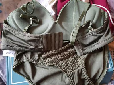 物流快递很快,挺喜欢的,手感很好,价格就摆在那,挺喜欢的颜色,盒子也很精致。 物流快递很快,挺喜欢的,手感很好,价格就摆在那,挺喜欢的颜色,盒子也很精致。