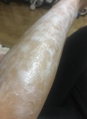 使用起来很方便，涂抹十分钟后用刮板轻轻一刮都掉了，皮肤变得水润润的。而且店家发货快，不错哦，我也扫码了是正品。 没有异味，腿上的脱的干净感觉舒服很多了。而且无刺激，脱完之后搭配舒缓水一起用，皮肤也滑滑的，感觉有点焕然一新，皮肤不会感觉到有任何的不适。挺满意的