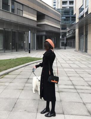 期待的裙子收到了，很满意，穿上很显瘦，很有气质，朋友看见也叫我发链接，满意的购物