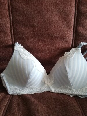 和店铺推荐尺码严重不符合！幸好送了延长扣，不然不知道怎么办才好，质量还算过得去，但是对不起这个价位！