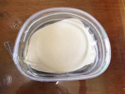 旅游的时候买的，特意叫店家快点发货，两天就到了，包装很好，没有敏感字眼，不会写内衣，这点卖家做的很好，粘性很好，而且胸很挺，很好看，一天都没有掉，以后穿露肩的也可以啦，准备再入手一个黑色，尺码也是很合适的，卖家推荐的正好可以，聚拢效果挺好的，穿起来增大了2个罩杯，我很满意呢，推荐给朋友了！