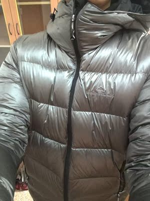 颜色还是比较正的，银色够亮够骚，做工不错。脖子和口袋都有加绒。190克冲绒+700蓬很暖和。包邮区穿正好。尺码xl适合180+的人。