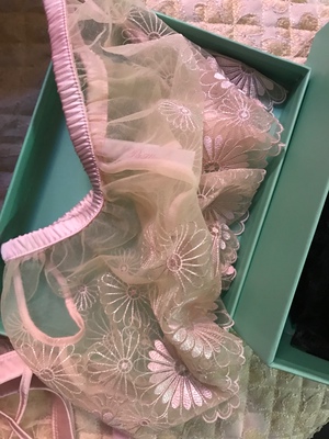 好看 质量不错 但是有味道 洗完拿洗衣液泡了好一会，超过55的妞的注意 下身微胖的女孩短裤估计穿不了，短裤没有弹性 别的还不错 店家改进一下会更好！总的来说比较喜欢