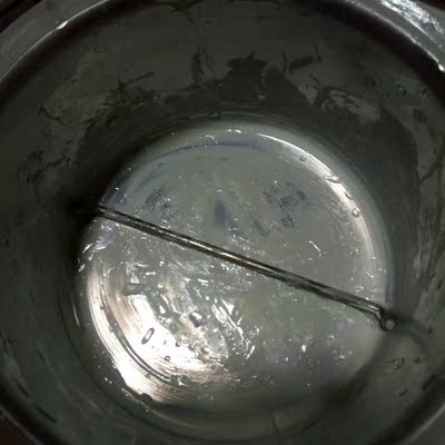 真的超级疼   疼出眼泪了  但真的赶紧撕下去比慢慢来要好得多 可能我的小胡子太顽强了脱了好几次  撕下来好明显的小胡子  但脱得也不是很干净 可能因人而异吧  我现在是肿着最评论的不知明早效果如何 用的时候注意千万别乱滴  不然会很难清理  也别胡乱清理不然会像我一样  越忙活越乱   烦死了不想擦了 困扰我这么多年的小胡子&hellip;&hellip;真的是    激动开心欣慰真好