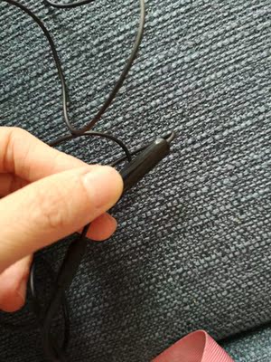 双十一￥149买的。不是专业听歌，要求也不高，不要明显听出不清晰，杂音，音质差的效果就可以了。我自己觉得苹果的原装能满足我的要求，挑了飞利浦的几款，最后买了这款。效果是满意的，换上最小副耳塞，隔音效果还不错，整体听歌音质也还不错。带麦，但不可以直接调整音量，要靠手机调音量。有接听电话键，这个键可以联按两次更换下一首音乐🎶。包装比较好(✪▽✪)，配一个收纳包。一百来块的耳机来说，这个质感差不多了，性价比不错。