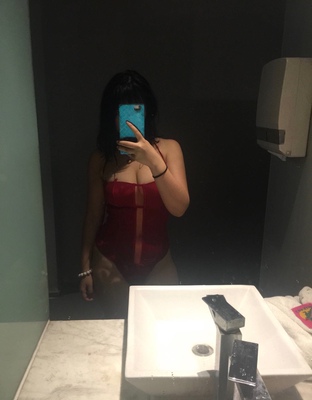 泳衣质量没得说，样式很特别，自己弄掉了一根带子，一根绕脖穿的，满分💯。