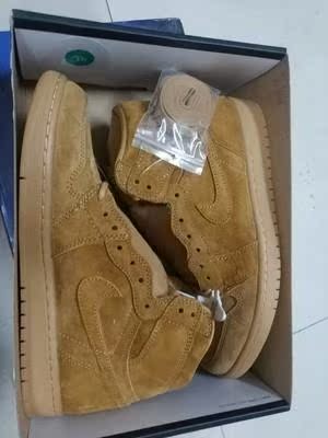 这双鞋子之前就注意过，奈何鞋子价格一直很高，然后看到这家店我就下手了。鞋子还不错，稳稳的，这个色其实并没有想象中的那么难搭，穿上是能感觉到稍微有点增高的，这个不错。因为是麂皮的，觉得很难打理可以去淘宝上买相对的喷雾就行了