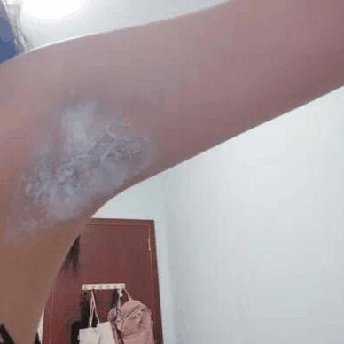 这款脱毛膏真的很好用，脱的很干净，很温和，以前用的脱毛膏越脱越多，这个脱完后好多天了，也没有长新毛毛出来，毛毛越来越细，味道也不刺鼻，涂上去六七分钟，凉凉的，刮掉以后很干净，皮肤显得很白皙光滑，然后新长出来的不会像以前那样粗，真心喜欢啊，还会再来买的