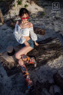 特别美,搭配了dior的秋冬款靴子,赛琳的眼镜,很欧美 特别美,搭配了dior的秋冬款靴子,赛琳的眼镜,很欧美