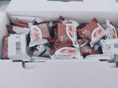 等了十多天才发货 每天像催命一样催客服 心累 味道还好 巧克力跟威化饼的搭配棒棒的 放冰箱里冷藏一下食用更佳哦 本来想给好评结果发现好多偷工减料的成品 如图四 有一两个也就算了 关键是好多 两个两个连在一起 超级扁 有点失望 不会回购了