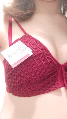 偶然在直播看到蜜桃盒子家的内衣。觉得内衣都很好看,而且主播讲的也很细致。被颜值吸引买了套。内衣发货很快,三天就收到了。质感也很好,摸上去滑滑的。也没有异味聚拢效果很好,颜色很好看,很显皮肤白。下次还会再来光顾的。还没下水,不知道会不会掉色。 偶然在直播看到蜜桃盒子家的内衣。觉得内衣都很好看,而且主播讲的也很细致。被颜值吸引买了套。内衣发货很快,三天就收到了。质感也很好,摸上去滑滑的。也没有异味聚拢效果很好,颜色很好看,很显皮肤白。下次还会再来光顾的。还没下水,不知道会不会掉色。