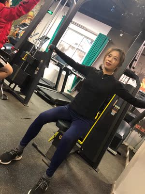 我买的是蓝色很是喜欢 裤子很优秀 没有色差 延展性和支撑性都很好 穿上去和显瘦 质量做工都很好 装备酷酷的感觉训练状态也很好 天冷了可以当裤子穿