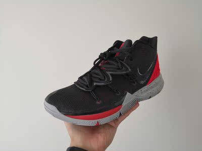 买早了有点后悔唉,没办法鞋子剪了。前掌偏宽,zoom turbo 脚感还比较明显,支持欧文咯。 买早了有点后悔唉,没办法鞋子剪了。前掌偏宽,zoom turbo 脚感还比较明显,支持欧文咯。