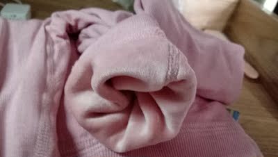 还没穿过，但买来拆开看还行，里面确实加绒了，而且感觉它的毛不会掉，布料摸起来软软的，很舒服，布料不知道会不会起球，但一分钱一分货了，这个价钱已经算很值得了。