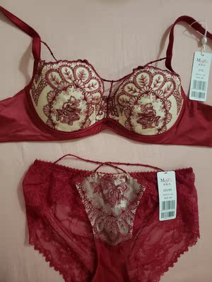 在专柜试了很多套，在旗舰店都有，这套上身是最性感的。就是我想要的哈哈哈。不过这套尺码不准。和其他曼妮芬的都不一样。平时我看款式穿cd杯，这款d杯还有点偏小。