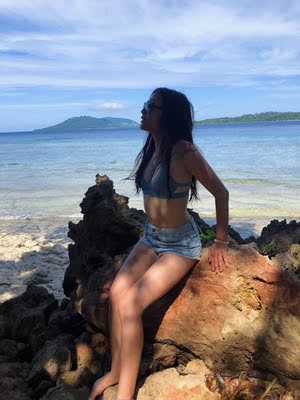 在Yukari这买到了自己最喜欢的一套泳衣 穿脱方便 颜色好到乱搭都好看 也是弹性的光面料 适合运动 这个颜色在白皮和麦肌的人上有可以穿出不一样的效果 白的时候穿很日系 有点小清新， 麦色肌肤上身这个颜色就越亮越野性 赞👍🏼