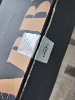 里面的盒子被打开了 ，但是内衣没问题，懒的退了，还是不太放心，还是建议大家去实体店买吧！