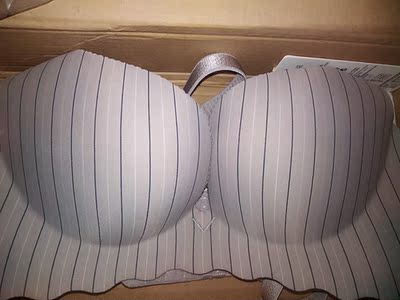 到货速度很快的呀!一直没有时间去取 今天拿来打开很惊喜啊 看起来料子很舒服摸着很光滑 应该还不错 这个价钱值了 实体店价格要贵的呢 还送了额外两个小配件呐 喜欢～