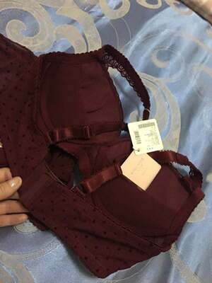 双十一买了这家四套内衣,最满意的就是酒红蕾丝肩带的这套,穿着舒服,聚拢效果也好,但是丝绒面料这套就真的是主打舒适度了,穿着平胸的那种.... 双十一买了这家四套内衣,最满意的就是酒红蕾丝肩带的这套,穿着舒服,聚拢效果也好,但是丝绒面料这套就真的是主打舒适度了,穿着平胸的那种....