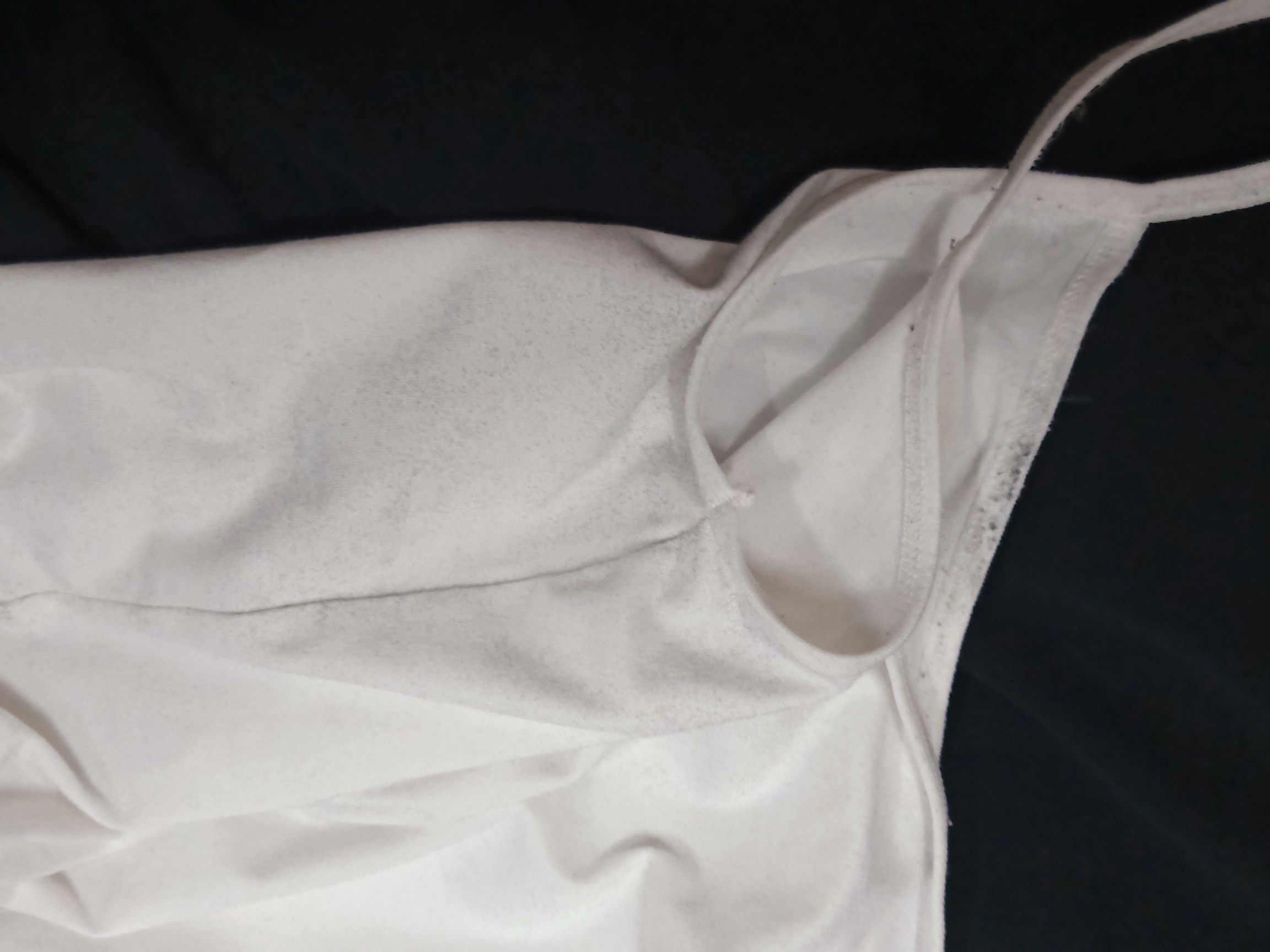 衣服质量太差,根本没法穿,买来洗了好几遍都掉黑色毛毛,今天,天气有点