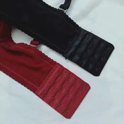 内衣真的太太太好看了，杯面的蕾丝超漂亮，下边有点民族风的感觉，穿上很舒适，里边是手模杯，旁边还有按摩的小颗粒，穿着超级聚拢，超舒服，酒红很显白，很特别，我晚上拍出来有点失真，实物颜色比较深，更显白，好喜欢这个款！