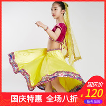 India Bollywood Leng Ha dance suit students buy childrens womens saris next to the Anna performance