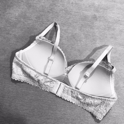 内衣颜值很高.一点也不扎皮肤.穿的很舒服.一开始买的时候还犹豫.因为胸比较小.这款是薄款的.无钢圈.怕会不显胸.试试的心态购买的.没想到超乎想象.值得入手.大爱.有需要还会在来的. 内衣颜值很高.一点也不扎皮肤.穿的很舒服.一开始买的时候还犹豫.因为胸比较小.这款是薄款的.无钢圈.怕会不显胸.试试的心态购买的.没想到超乎想象.值得入手.大爱.有需要还会在来的.