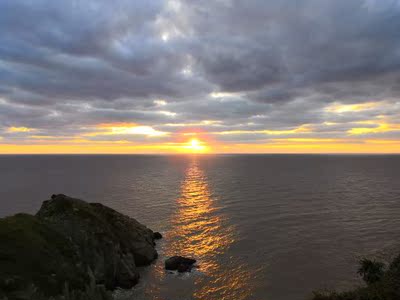 然并卵 斯巴达 阿西吧 时下,吾已浪迹淘宝数年,但觉世风日下,深知各店之猫腻甚多,不乏其闻。然,唯此店这宝物与众皆不同为出淤泥之清莲。使吾为之动容,心驰神往。乃至饭不能食,寝则不安,辗转反侧无法忘怀。于是乎紧衣缩食,凑齐银两,倾吾所能而买。掌柜之热心与小二之殷切让人感染,感激怜涕。打开包裹之时,顿时金光四射,屋内升起七彩祥云,处处都是祥和之气。吾惊讶之余便是欣喜若狂,呜呼哀哉!此宝乃是天上物,人间又得几回求遂沐浴更衣,焚香祷告后与家人共赏此宝。妻则赞叹不已,不仅赞叹此宝物款型及做工,超高性价比!且赞吾独具慧眼与时尚品位,店主果然句句实言,毫无夸大欺瞒蟹蟹。