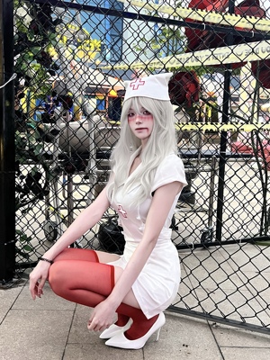 衣服质量一般 很透 但是很有弹力 我可能太瘦了 腰线恰的不是很好 后面那根带子跟装饰一样 有点松垮 肩膀袖口也很大 腋下镂空抬手就能看到内衣的 我照片里的是买了别针把腰那边收紧了 拍照好看的 不介意的话可拍