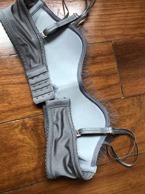 很喜欢,刚刚收到货就试穿了下,很合身,很舒服,款式也很好看,难得买到合适的内衣穿,很薄很软,是真爱粉没错了,她家内衣风格样式多样化、选择性多啊~关注咯,下次再上新的话再来啦,新年快乐咯 很喜欢,刚刚收到货就试穿了下,很合身,很舒服,款式也很好看,难得买到合适的内衣穿,很薄很软,是真爱粉没错了,她家内衣风格样式多样化、选择性多啊~关注咯,下次再上新的话再来啦,新年快乐咯