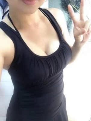 宝贝用了一段时间确实有效果，产品挺温和吸收也特别快，三个月下来，胸部比以前饱满多了，也有肉了，以前的胸衣不空杯了，不像其他品牌的丰胸霜形容那么夸张一个月变C杯D杯，个人感觉细水长流的好，有效果就是好现象。打算停一段时间，如果没有反弹，继续回购。和我的理想效果还有距离，还得继续努力呢啊。