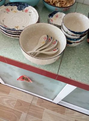 给家里买的，挺厚实，花纹也好看，妈妈非常喜欢，以为这个套餐有筷子，原来不配筷子。