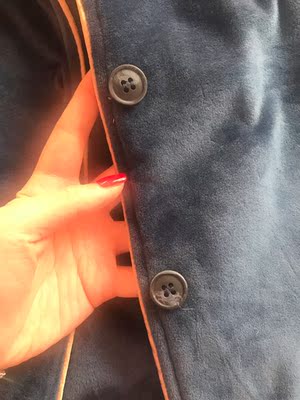 这个厚度不适合穿着睡觉，南方的冬天室内只穿这个又冷了，适合有暖气的北方，线头缠绕，扣子掉色，这两方面都要注意&hellip;&hellip;