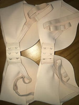 和闺蜜两个人都是小胸，每人一个。简洁大方的款式，优质面料上身倍感舒适，无钢圈的减少束缚感，行走之间轻松自如。总之就是炒鸡喜欢