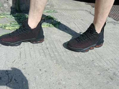 舒服的一万批 我是真的觉得比网上的图片还好看，皮料质量很好，穿着就想动一动，无敌了兄