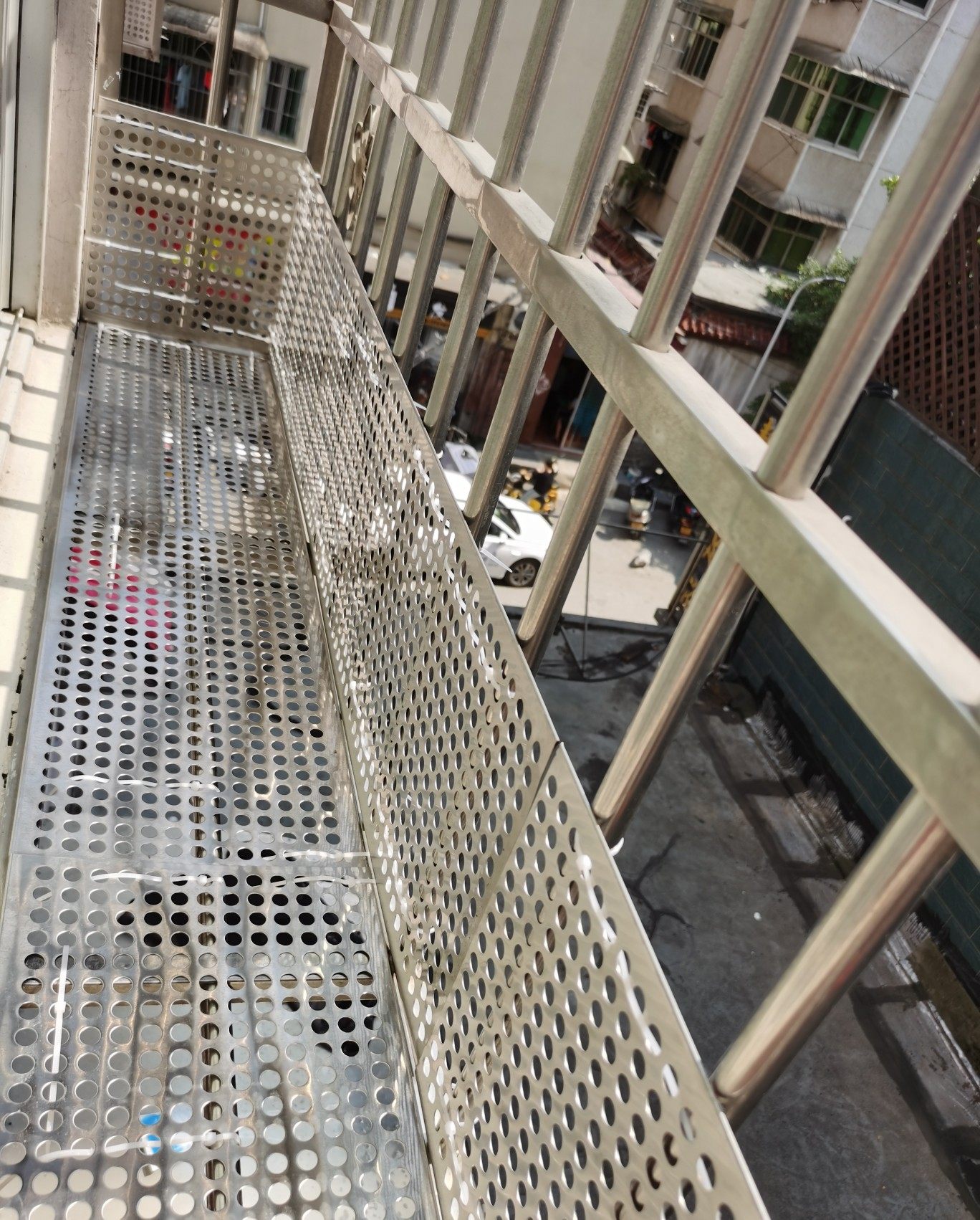 定制不锈钢防盗窗垫板阳台防盗网防护栏花架多肉垫板防坠落洞洞板