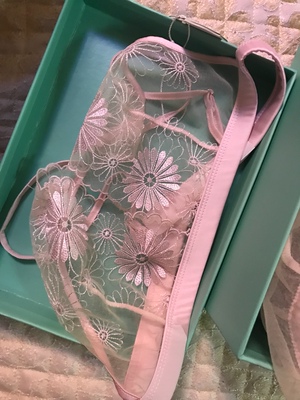 好看 质量不错 但是有味道 洗完拿洗衣液泡了好一会，超过55的妞的注意 下身微胖的女孩短裤估计穿不了，短裤没有弹性 别的还不错 店家改进一下会更好！总的来说比较喜欢