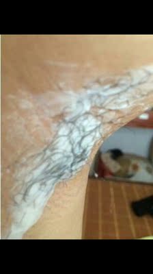 晚用了。现在来评价。一开始涂了一层厚厚的。等了十分钟。再刮。没什么用。我以为这是假货。后来再脱一次。就完全干净了。挂完有点痛。送的芦荟胶可以用。但是这个还是只涂挂的地方吧。其他地方可能质量不敢保证。宝贝收到了，物流挺快的。第一次买这家的脱毛膏看到有优惠价格很便宜就买来试试，没想到脱的很干净！毛很硬可能我抹的时间长了点儿有点灼热感，而且味道像小时候妈妈烫头的冷烫精的味道！我感觉就是把毛烧断因为有几根没掉我拿手一弄就断了，不过脱还是很干净的！抹上润肤乳就滋润多了！以后还会光顾的！脱的干净，也保护皮肤，个人感觉还不错，效果不错，温和，不刺激，香香的，挺好用的，也挺好脱的，卖家服务态度很好，快递挺快的