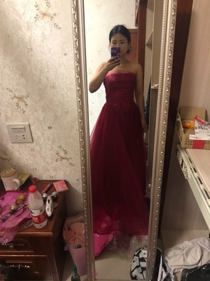 很喜欢，穿上真的不会掉而且很合身，穿衣服很漂亮，特别是漏肩的衣服穿上不会怕肩带漏出来的尴尬。形状挺好的 效果不错 码数正常呢！穿上不会掉，也不会勒，型还不错，满意。