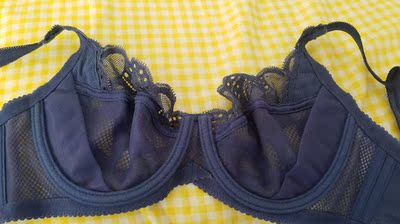 之前一直在商场购买，后来陆续撤柜了，说只在台湾地区销售了。这个品牌的内衣我穿了快十年，性价比很高，质量特别好，即使是单层蕾丝的也特别有型，不会软塌塌的。在淘宝发现了这家旗舰店，价格不要太亲民，正好搞活动不但减现，而且买5还减一。买5个的价格在商场购买2件都不够。关键是售后服务太赞了，我买过之后这款因为面料的问题下围稍稍有些紧，和卖家联系后，马上让我退货或者换货，因为实在喜欢，我就不想换了。卖家又帮我想办法，说弄个连接扣会好的。在没有确认付款这几天，每天客服都会跟踪服务，真是太贴心了。无论售前售后无论提出什么问题，客服都会第一时间解答，这款蓝色特别衬皮肤，漂亮。