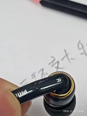 直说商品体验，隔音很好，所以感觉听着很舒服，劲儿足又不会难受，饱满又不发胀，声音给五星。 做工真的不怎么样，首先外包装的贴签是被撕过的，耳机拿到手很轻廉价感很足，另外如图，那里是粘上的，漏胶了。 有人说线硬，硬一点可能不容易乱糟糟缠成一团吧。