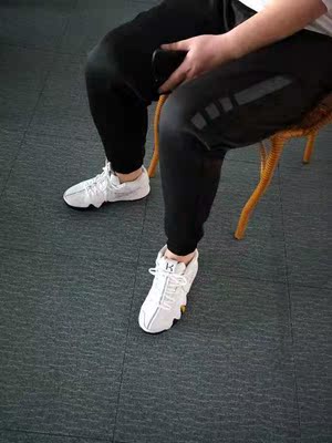 穿了两天感觉挺好的,鞋子很轻防滑性很好,穿着很舒服,鞋子版型挺好的,整体效果很好,朋友都说鞋子很好看,价格也很实惠,鞋子质量和做工都挺不错的,很满意 穿了两天感觉挺好的,鞋子很轻防滑性很好,穿着很舒服,鞋子版型挺好的,整体效果很好,朋友都说鞋子很好看,价格也很实惠,鞋子质量和做工都挺不错的,很满意