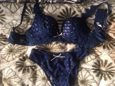 快递速度快，卖家服务也很好哦，内衣颜色很好看，聚拢效果也很好啊，穿上后事业线炒鸡深！客服推荐的码数穿起来刚刚好，穿着很舒服没啥异味，重要是穿起来很舒服啊，面料也是很舒服的，很亲肤，穿身上非常贴身很舒服也不嘞  很舒适不勒胸 而且做工精致，没有色差，就是自己想要的颜色。真的是太喜欢太满意了，以后都不用担心会空杯、压杯和不透气的问题了，推荐给大家