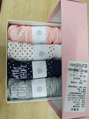 内裤收到了 是纯棉的 质量做工都很好 收到就洗了两条 一点都不掉色 孕妈妈穿着很放心 穿上完全不勒肚子和屁股 颜色也很好看 孕妈妈要经常换内裤 还会回购的 包装也很好看 粉粉哒少女心。