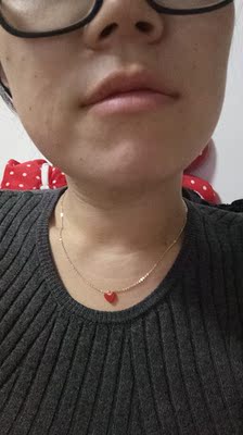 太好看了，新宠，太好看了，稀罕死了，等我新买的尖领毛衣到了，搭配一定很棒