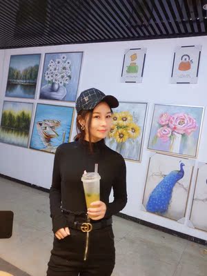 衣服收到，面料亲肤，当打底穿就是百搭基础款，因为连体所以不会像普通打底衫那样往上缩，束身而且不勒裆！单穿性感尤物。